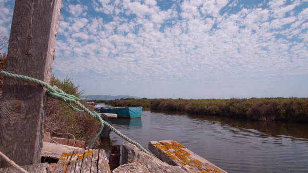 旧沼泽码头与旧船在背景图片下载