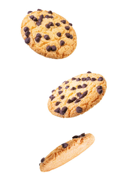 饼干与巧克力滴在白色孤立的背景图片下载
