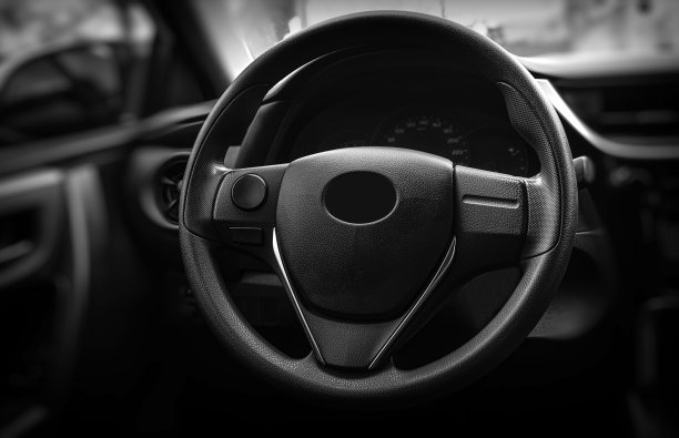 从汽车内部看汽车车轮。图片下载