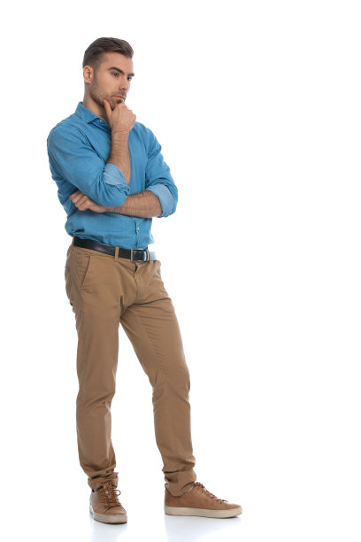 不经意间英俊的男人望着别处，梦想着什么图片下载