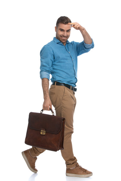 帅气随意的男人手拿公文包走着图片下载