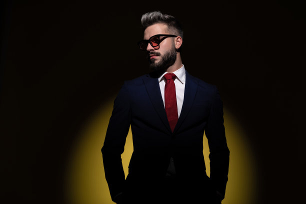 自信的时尚商人手握口袋图片下载