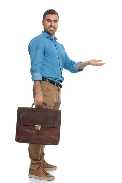 一个随意的男人拿着公文包，指着一边图片下载