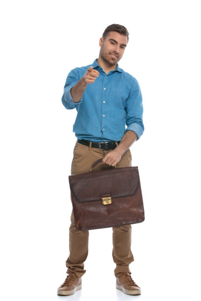 一个漫不经心的男人拿着公文包指着相机图片下载
