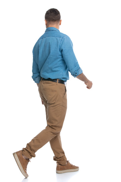 一个漫不经心的男人朝一边走，看着另一边图片下载