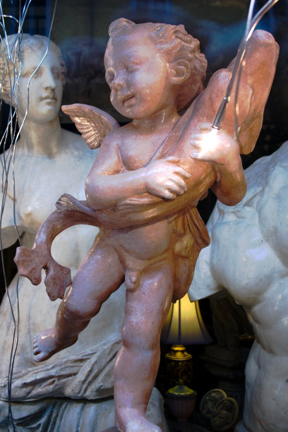 一尊推托的装饰性雕塑图片下载