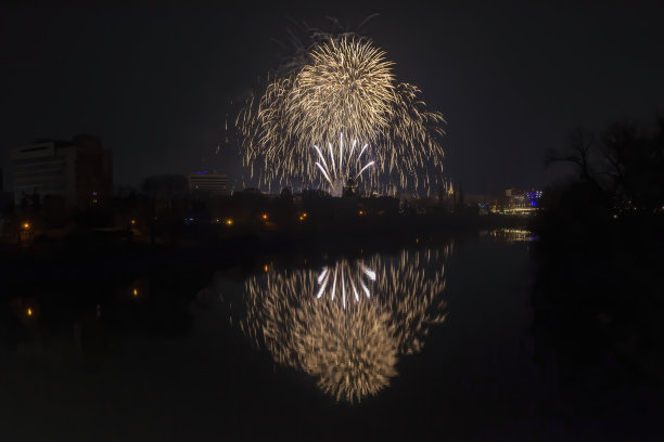 在罗马尼亚的阿拉德和穆列斯河，庆祝新年的缤纷烟花在午夜的天空中闪闪发光图片下载