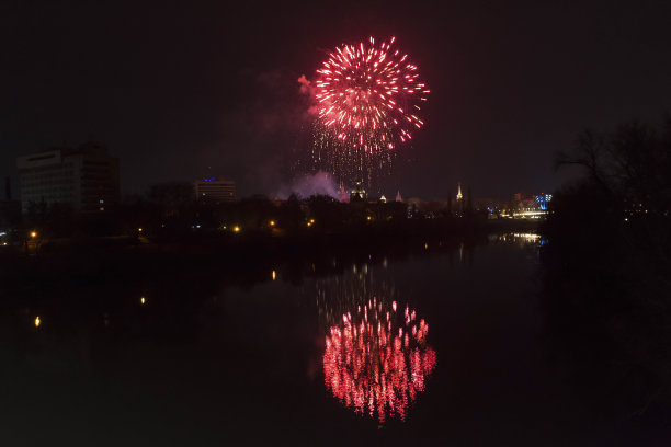 在罗马尼亚的阿拉德和穆列斯河，庆祝新年的缤纷烟花在午夜的天空中闪闪发光图片下载