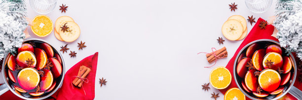 用橘子，苹果，茴香和肉桂煮热葡萄酒圣诞节在粉红色的桌子上，俯视图，平坦的lay，拷贝空间，网络横幅图片下载