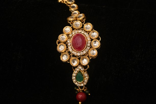 印度花式黄金设计师珠宝-新娘头装饰的女人时尚。图片下载