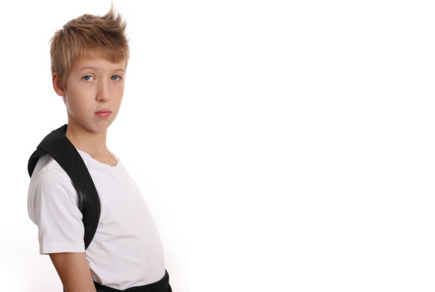 姿势校正。脊柱侧弯、驼背治疗。佩戴姿势矫正腰带的儿童/学童图片下载