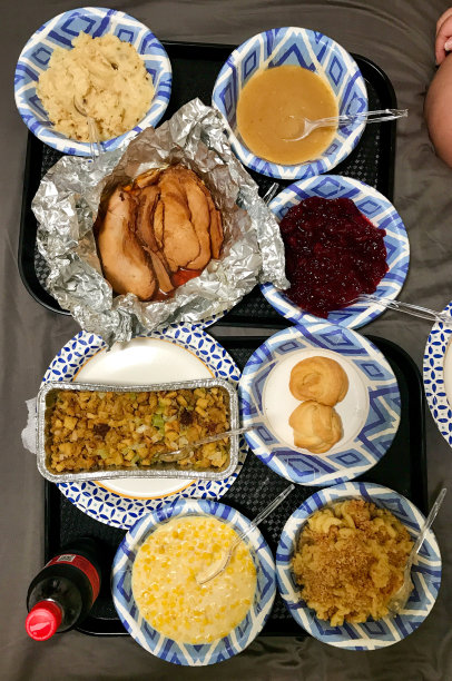 二人晚餐:新冠肺炎时代的感恩节图片下载