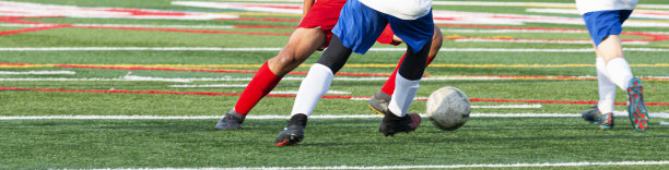 足球运动员在比赛中用腿控制球图片下载