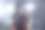 摇滚乐队主唱一边尖叫一边拿着模糊的麦克风图片下载