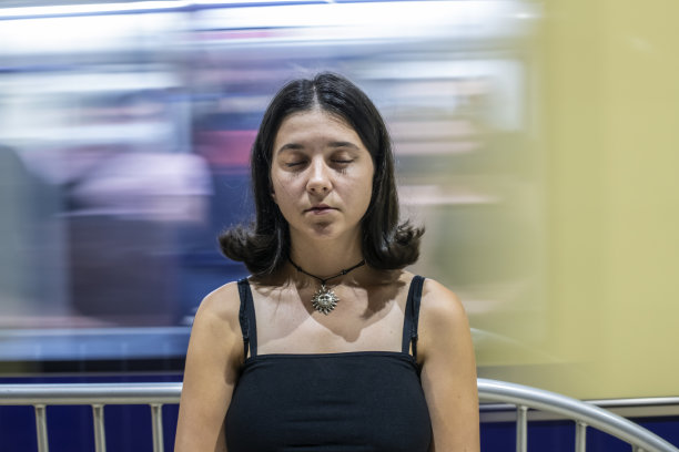 在地铁里做白日梦的女孩图片下载