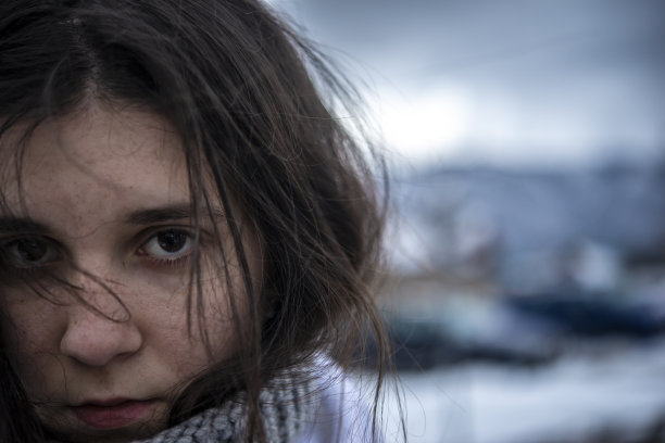 愁眉苦脸的小女孩肖像图片下载