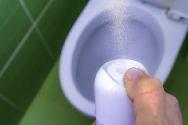 从空气清新剂罐中喷射出清新液体图片下载