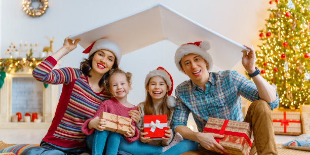 家庭庆祝圣诞节图片下载