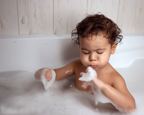 可爱的男孩在泡泡浴中洗澡图片下载