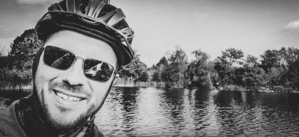 一个快乐的骑自行车图片下载