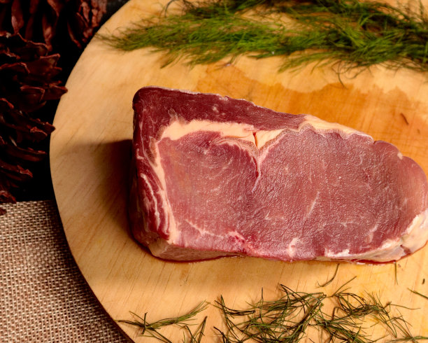 牛排在盘子里。图片下载