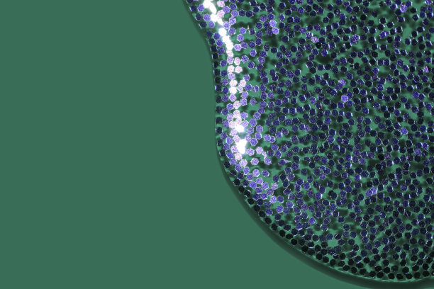 把紫色的闪光液体倒在潮水般的绿色背景上图片下载