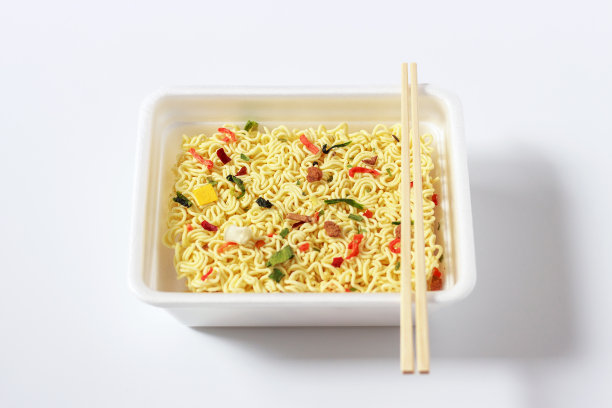 方便面在塑料碗上白色的背景俯视图图片下载