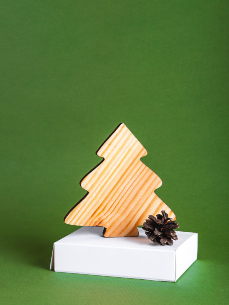 “零浪费”的新年理念是在绿色的背景上点缀一棵木质的针叶树。图片下载