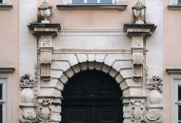门楣的上部为古巴洛克风格，具有复杂的立面设计。熟练使用石头。建筑的正面在利沃夫(乌克兰)。图片下载