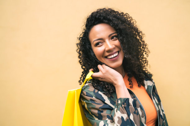 拿着购物袋的非洲裔拉丁美洲妇女。图片下载