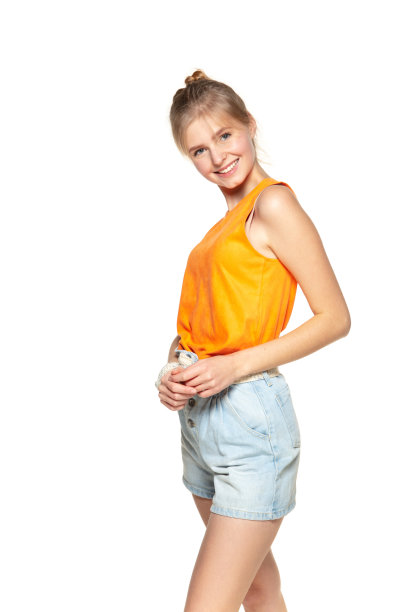 年轻快乐的女孩的肖像在休闲穿孤立在白色工作室背景。图片下载