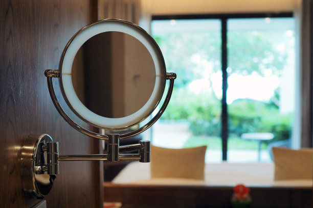 木墙双面放大化妆镜不锈钢框架。图片下载