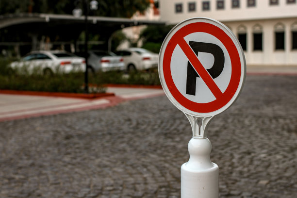 大楼对面有复印位置的禁止停车标志。图片下载