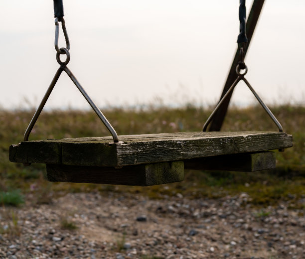 老风化的木板秋千，看起来很荒凉。图片下载