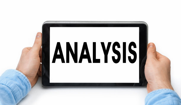 一个男性手握平板电脑与文字分析的特写图片下载