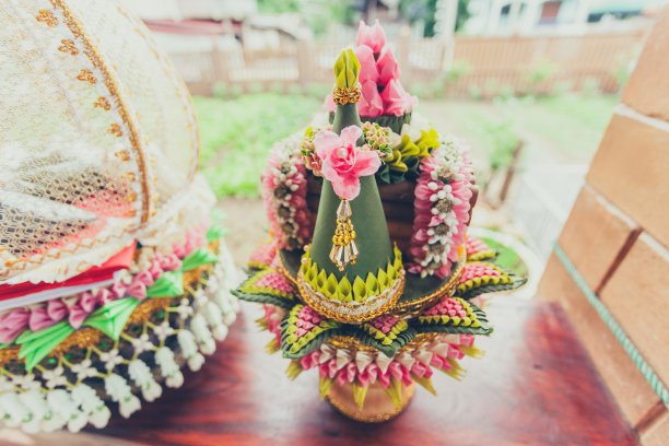 典雅的泰式婚礼，漂亮，金黄色，在婚礼上图片下载