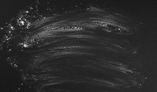 黑色背景撒上面粉，抹上面粉，用于炒菜，擀面。图片下载