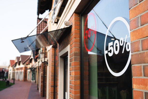 现代建筑的酒吧、餐厅橱窗上有销售标志的橱窗展示图片下载