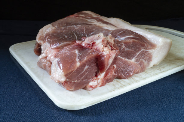 一块带白板的猪肉在桌子上变成了蓝色图片下载