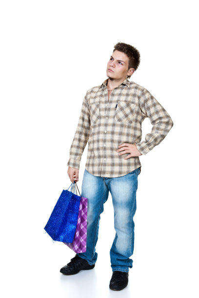 年轻人拿着购物袋图片下载