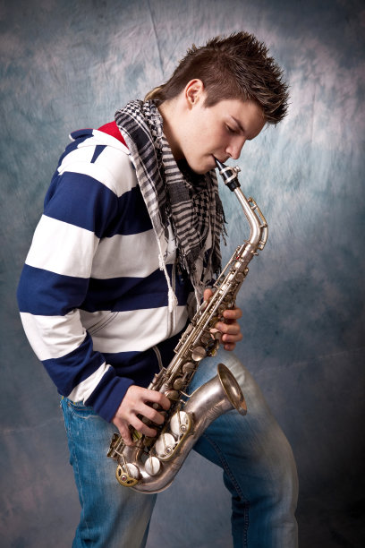 年轻的音乐家图片下载