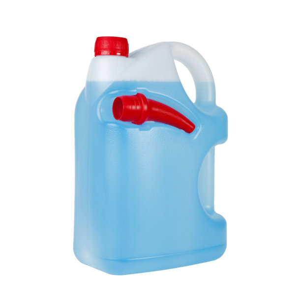 蓝色挡风玻璃清洗液，在白色背景下隔离。用于洗车的防冻液图片下载