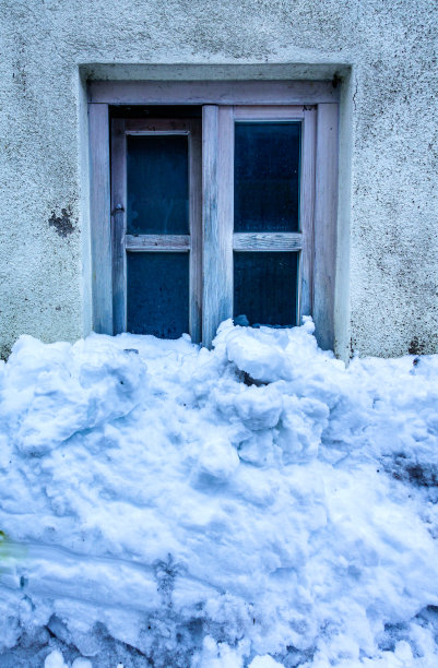 正面的旧窗户图片下载