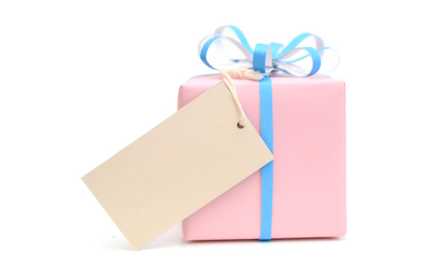 一个粉红色的礼品盒，上面有蓝色的蝴蝶结和标签图片下载