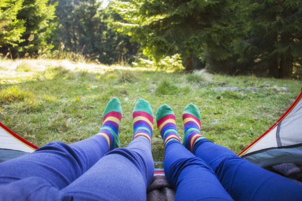 从内观与两腿内露营帐篷-旅游旅游理念与年轻人享受冒险体验。关于旅行者、自然、露营和生活方式的概念图片下载