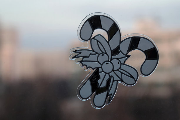 窗户玻璃上的圣诞装饰图片下载