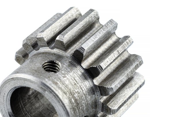 微距拍摄的钢齿轮与15个牙齿，可见螺丝孔，孤立的白色背景。图片下载