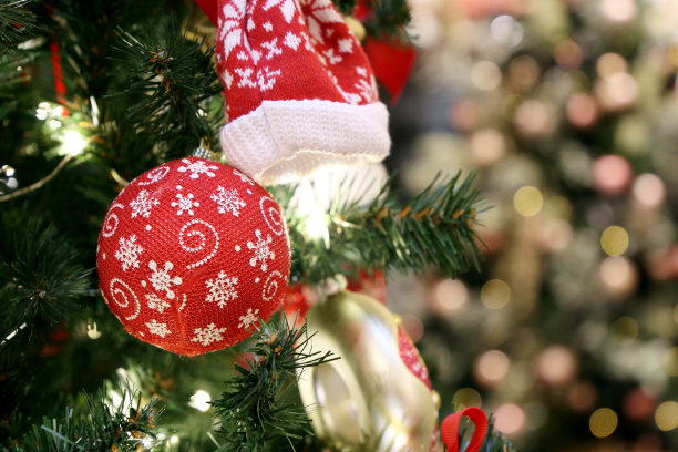 圣诞树编织玩具在模糊的灯光背景图片下载