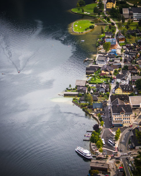 鸟瞰紧邻大湖的村庄图片下载