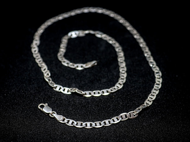 闪亮的银色链条上的黑色背景，微距图片下载